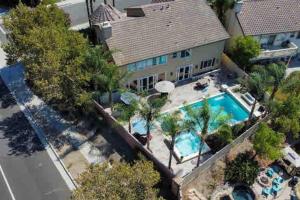 Evonvale Dream! Big Heated pool, jacuzzi seats 16!