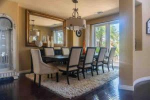 Evonvale Dream! Big Heated pool, jacuzzi seats 16!