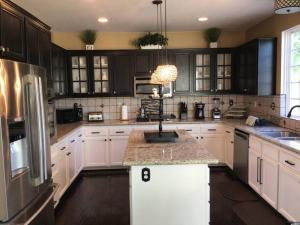 Evonvale Dream! Big Heated pool, jacuzzi seats 16!