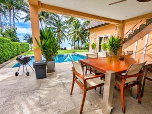 Beachfront 5-bedroom Villa - by KohChangVillas