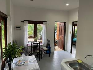 Cozy jungle House 2BD Central located