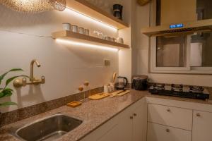 Luxury Suite with Hot Tub & Cozy Spot