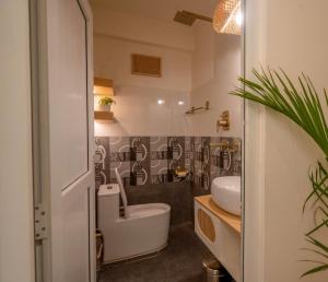 Luxury Suite with Hot Tub & Cozy Spot