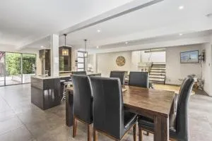 Essence House 4 Bedroom House - Benowa