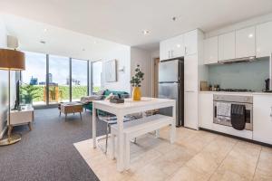 Stylish One-Bedroom Apartment with Southbank and Yarra River Views