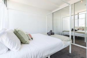 Stylish One-Bedroom Apartment with Southbank and Yarra River Views