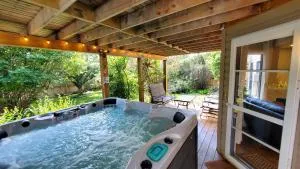 Airdrie Modern Walkout Bsmt Suite with Hot Tub - Драмгеллер