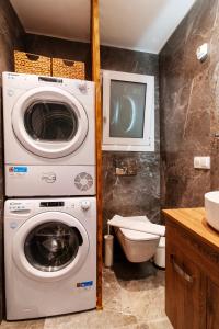 Luxury Boutique Suite w Balcony 5 min Metro