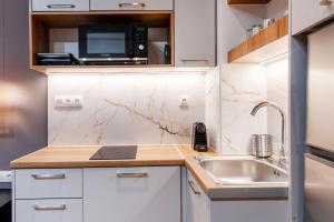 Luxury Boutique Suite w Balcony 5 min Metro