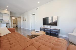 Hollywood Escape! Elegant 2BR 2BA Rental