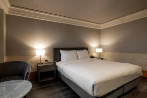 Phòng Deluxe giường King Hướng sông (Deluxe King River View)