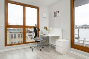 Nowoczesny Apartament Blisko Rzeki we Wrocławiu z Biurkiem i Parkingiem by Noclegi Renters