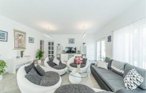 4 Bedroom Awesome Home In Privlaka