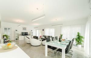 4 Bedroom Awesome Home In Privlaka 