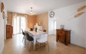 Maisons de vacances 3 Bedroom Gorgeous Home In Gagnieres : photos des chambres
