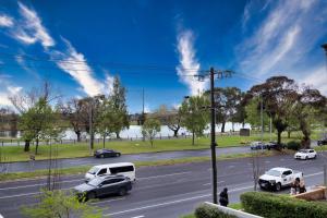 Stylish 2br Apt Facing Albert Parkpoolparking