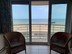 ZEEZICHT III - Modern seaview apartment with swimmingpool T42