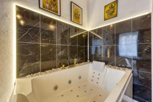 Appartements Suite bien etre - jacuzzi et sauna / love room : photos des chambres