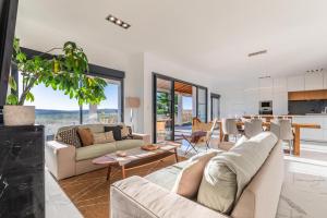 Villa Luxe piscine intérieure SPA chauffée vue exceptionnelle sur vignoble