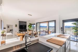 Villa Luxe piscine intérieure SPA chauffée vue exceptionnelle sur vignoble