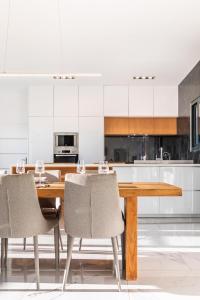 Villa Luxe piscine intérieure SPA chauffée vue exceptionnelle sur vignoble