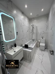 Sleeps 8 - Central - Free Secure Parking - 2 Bath