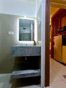 Crib2Go Lupita Suite with City Street View