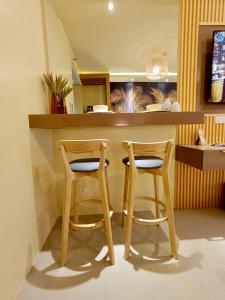 Crib2Go Lupita Suite with City Street View