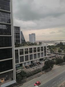 Crib2Go Lupita Suite with City Street View