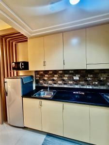 Crib2Go Lupita Suite with City Street View