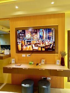 Crib2Go Lupita Suite with City Street View