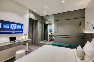 Noir Penthouse Terrace by Irundo