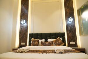 J R GROUP OF HOTEL 200 Meter from Golden Temple