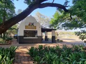 Cock & Bull Restaurant - Pub - Accommodation - Jacksonstuin