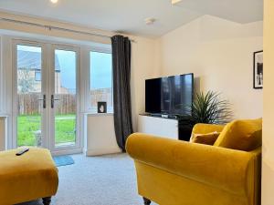 Stylish 2 Bedroom Home Near Lake with Free Parking & Garden