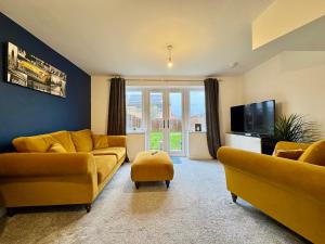 Stylish 2 Bedroom Home Near Lake with Free Parking & Garden