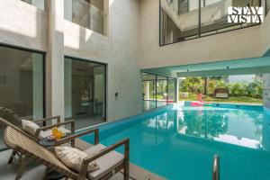 StayVista at Sage Villa - Pool, Lawn & WiFi