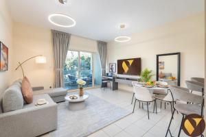 Vogue Vacation Homes, The Greens Al Dhafrah near Mall of the Emirates, One Bedroom Apartment with Balcony and vibrant community view, Access to all Amenities