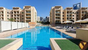 Vogue Vacation Homes, The Greens Al Dhafrah near Mall of the Emirates, One Bedroom Apartment with Balcony and vibrant community view, Access toAmenities
