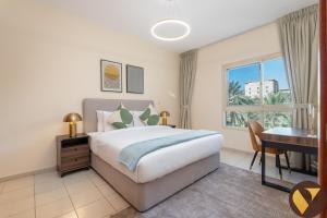 Vogue Vacation Homes, The Greens Al Dhafrah near Mall of the Emirates, One Bedroom Apartment with Balcony and vibrant community view, Access toAmenities