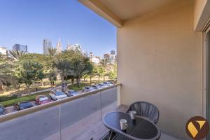 Vogue Vacation Homes, The Greens Al Dhafrah near Mall of the Emirates, One Bedroom Apartment with Balcony and vibrant community view, Access toAmenities