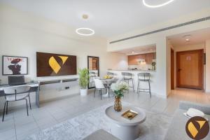 Vogue Vacation Homes, The Greens Al Dhafrah near Mall of the Emirates, One Bedroom Apartment with Balcony and vibrant community view, Access toAmenities