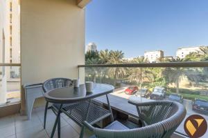 Vogue Vacation Homes, The Greens Al Dhafrah near Mall of the Emirates, One Bedroom Apartment with Balcony and vibrant community view, Access toAmenities
