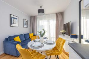 Elegant Apartment in Warsaw with Parking and Desk for Remote Work by Noclegi Renters