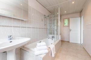 Villas LA LEZARDIERE - Provencal Villa Facing South with Sea View & Pool : photos des chambres