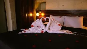 Zümrütü anka cave - Akköy