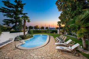 Villa Magnolia in Umag for 10 persons - first row to sea & beach - with jacuzzi and fitness area 