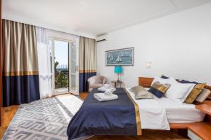 Villa Magnolia in Umag for 10 persons - first row to sea & beach - with jacuzzi and fitness area 
