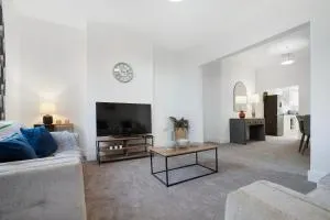 NEW! Spacious 4BR in Sidney - Coundon