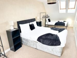 Modern 4 Beds House With FREE Parking